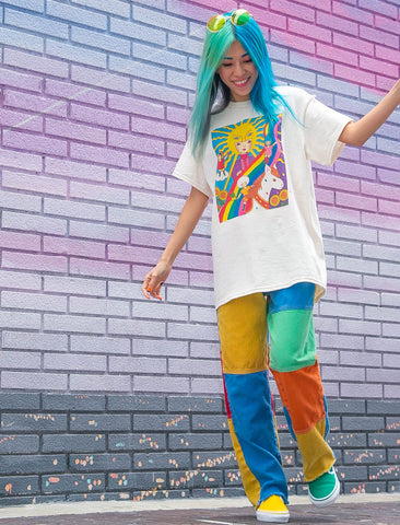 Model wearing color sand pop artist Naoshi's the sun tarot card graphic t-shirt.