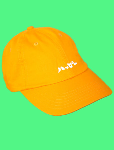 Mustard color polo cap with the word happy on it in Japanese kanji.